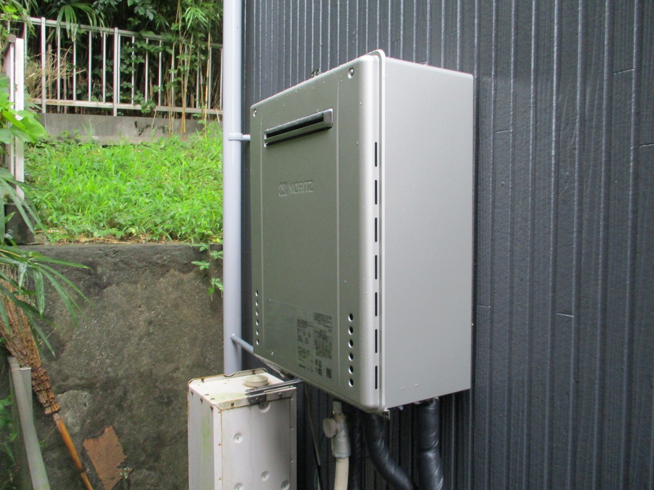 ノーリツ製給湯器24号屋外壁掛オートタイプ GT-C2462SAWX-2 BL
